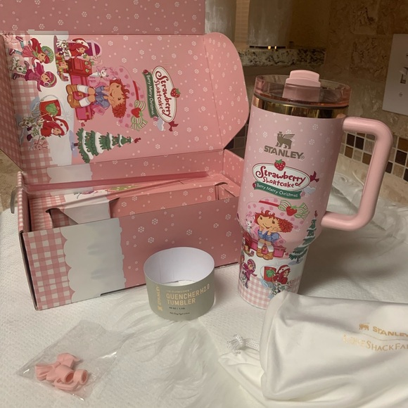 Stanley Strawberry Shortcake Berry Merry Christmas Limited Edition New  40 OZ - Picture 13 of 16